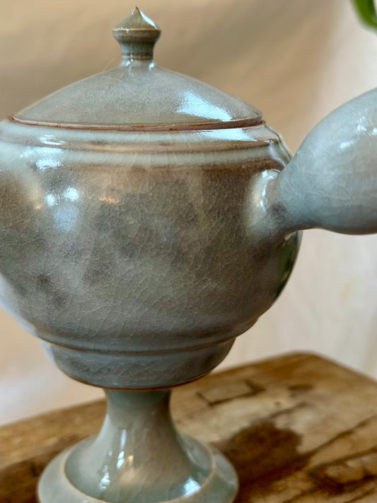 Glacial ash pedestal kyusu revolve  teapot