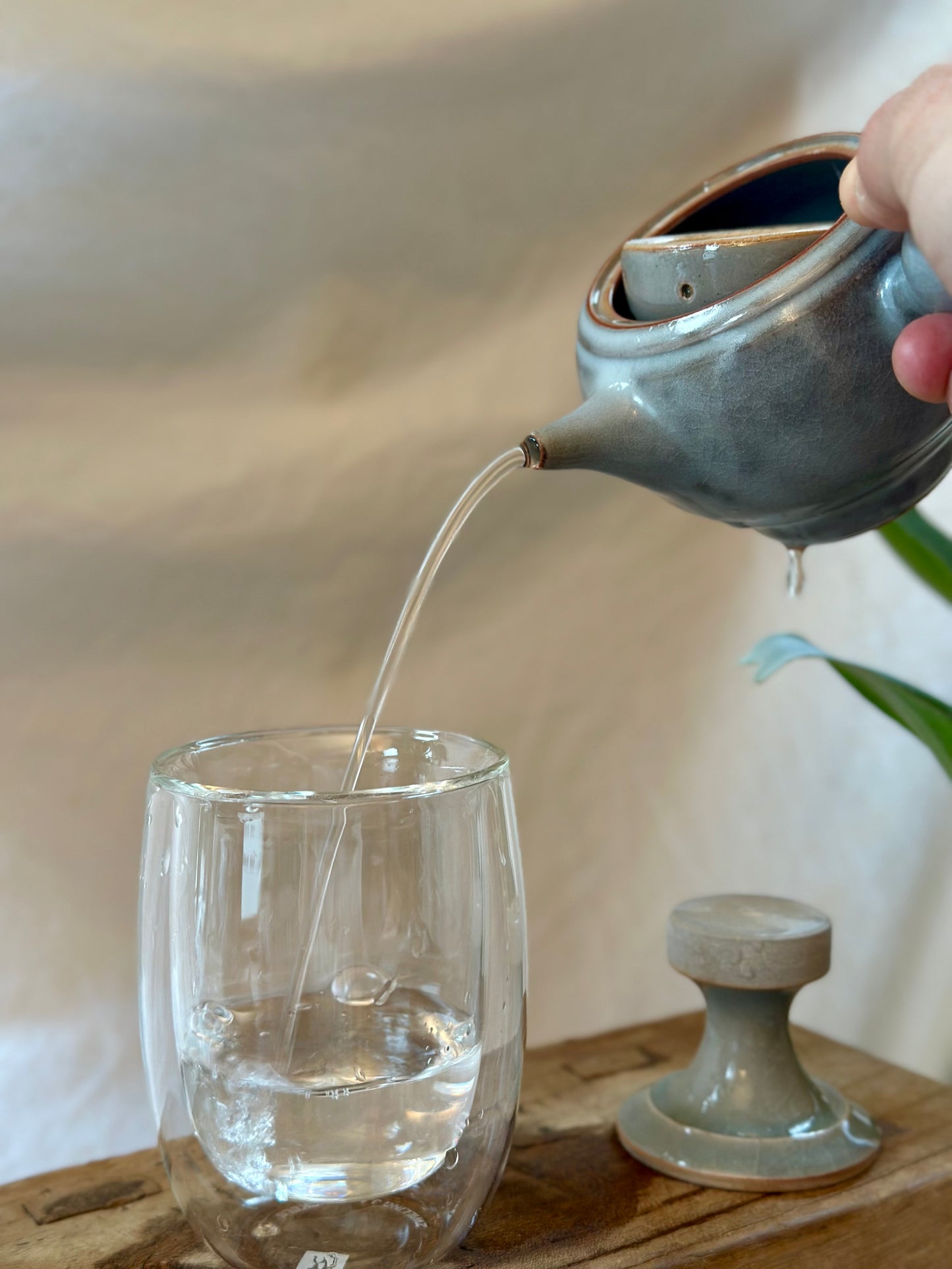 Glacial ash pedestal kyusu revolve  teapot