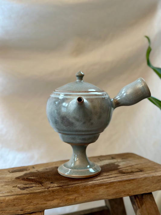 Glacial ash pedestal kyusu revolve  teapot