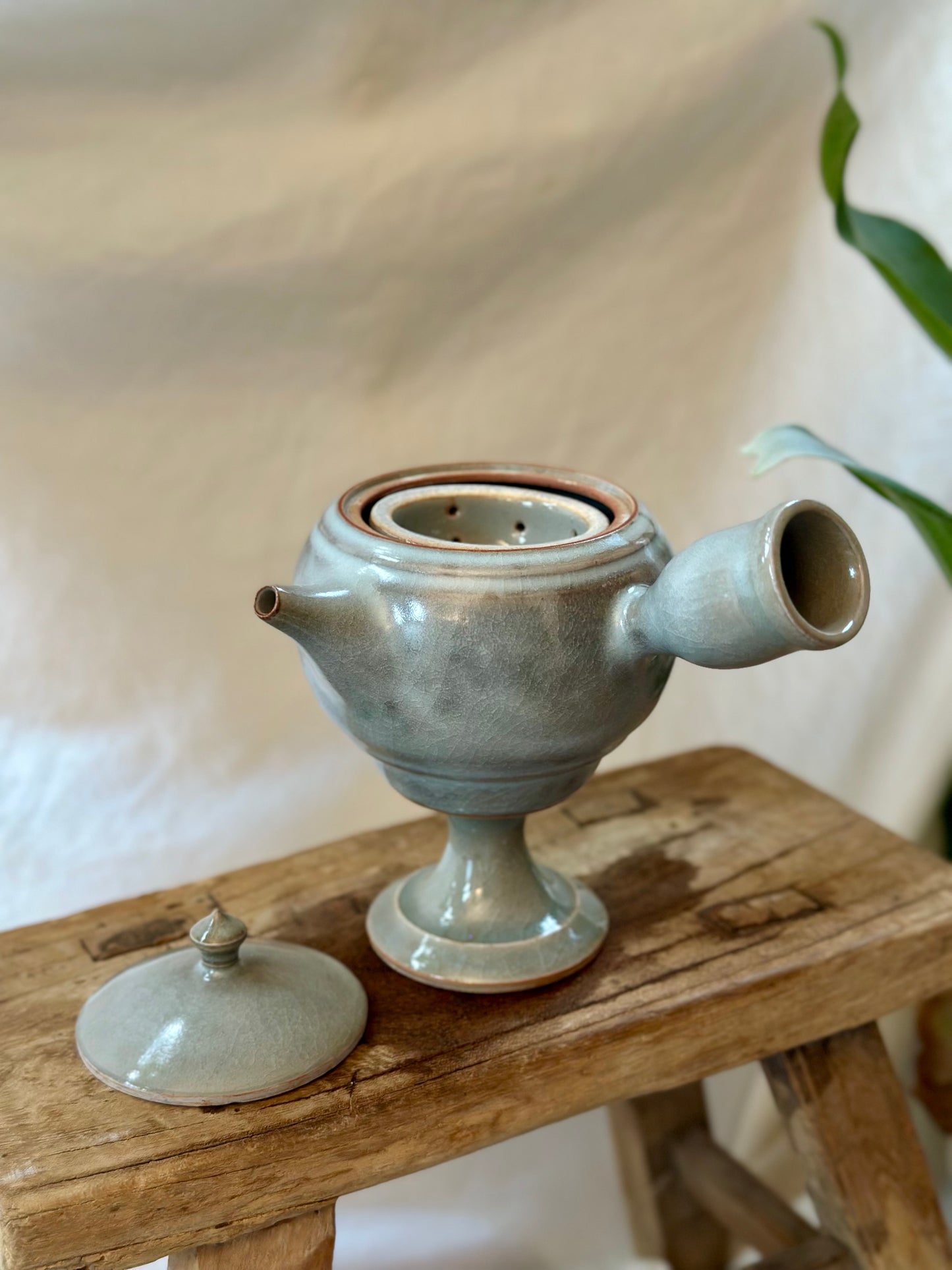 Glacial ash pedestal kyusu revolve  teapot