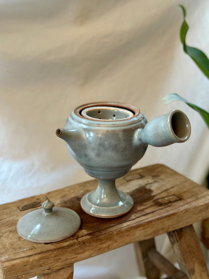 Glacial ash pedestal kyusu revolve  teapot