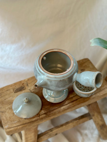 Glacial ash pedestal kyusu revolve  teapot