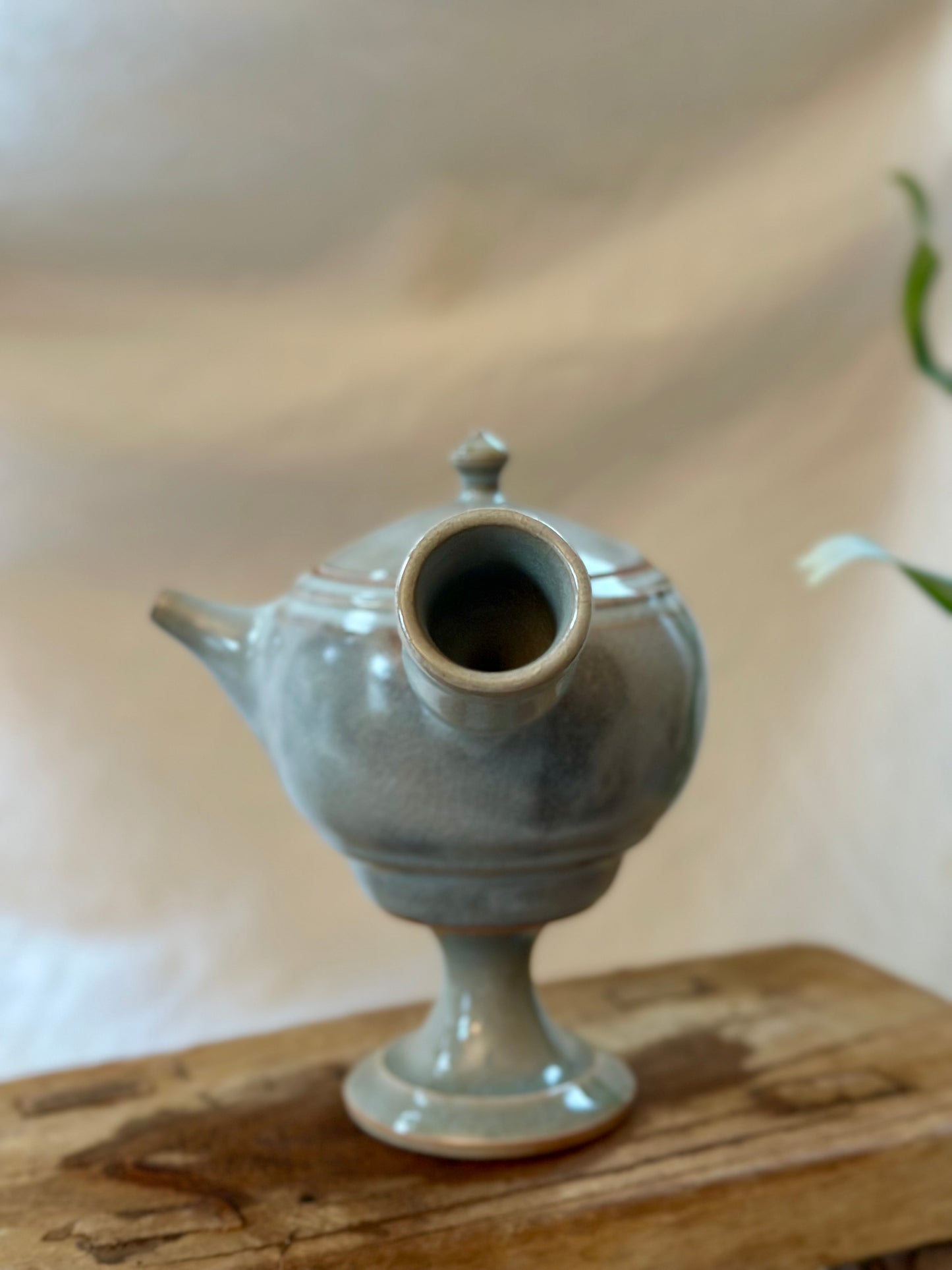 Glacial ash pedestal kyusu revolve  teapot