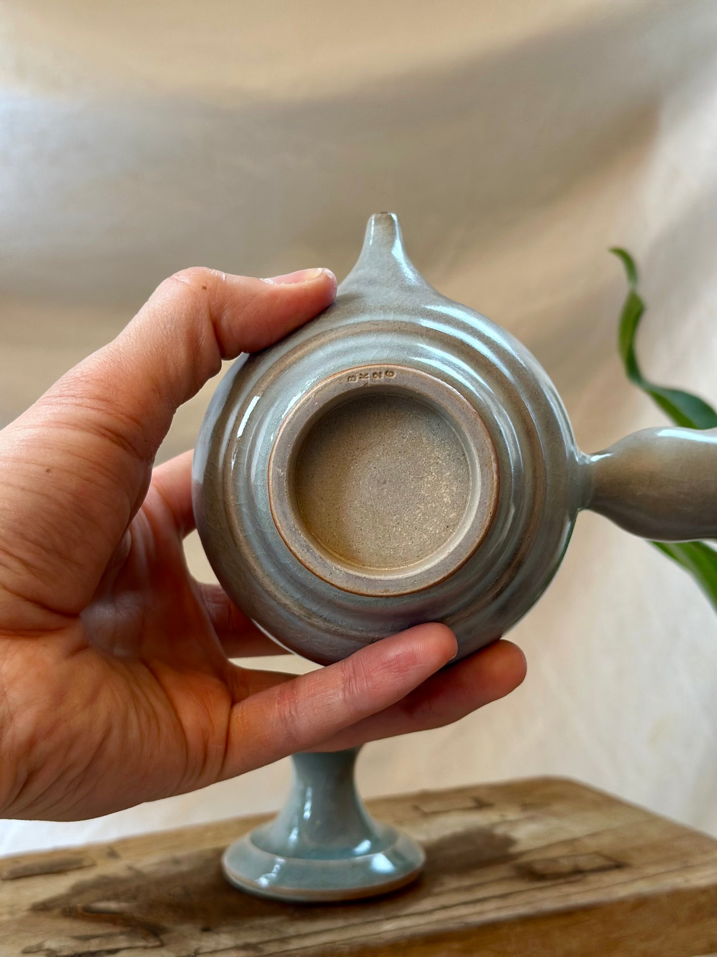 Glacial ash pedestal kyusu revolve  teapot