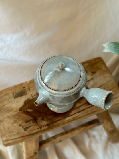 Glacial ash pedestal kyusu revolve  teapot