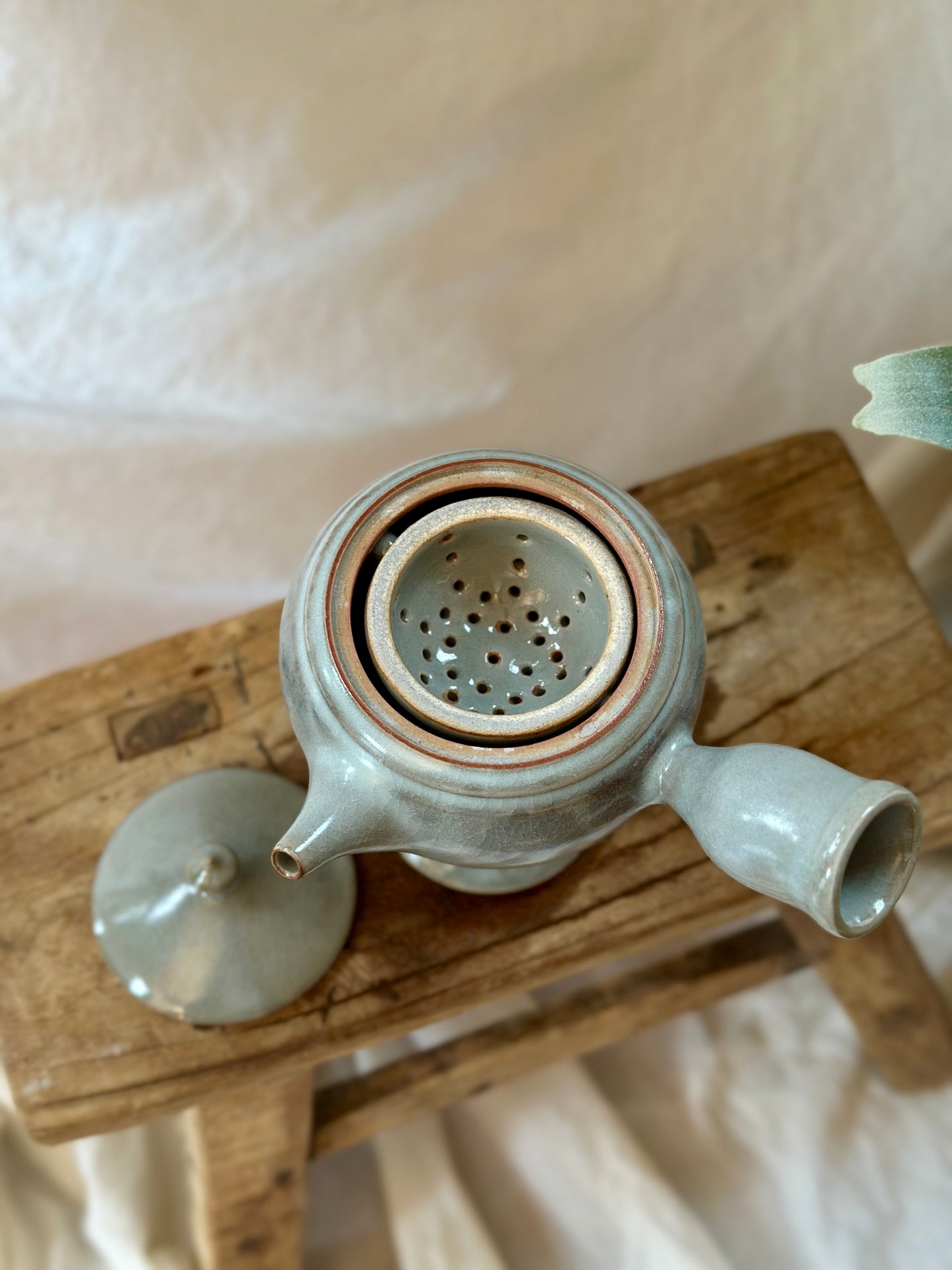 Glacial ash pedestal kyusu revolve  teapot