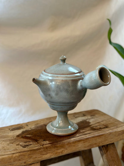 Glacial ash pedestal kyusu revolve  teapot