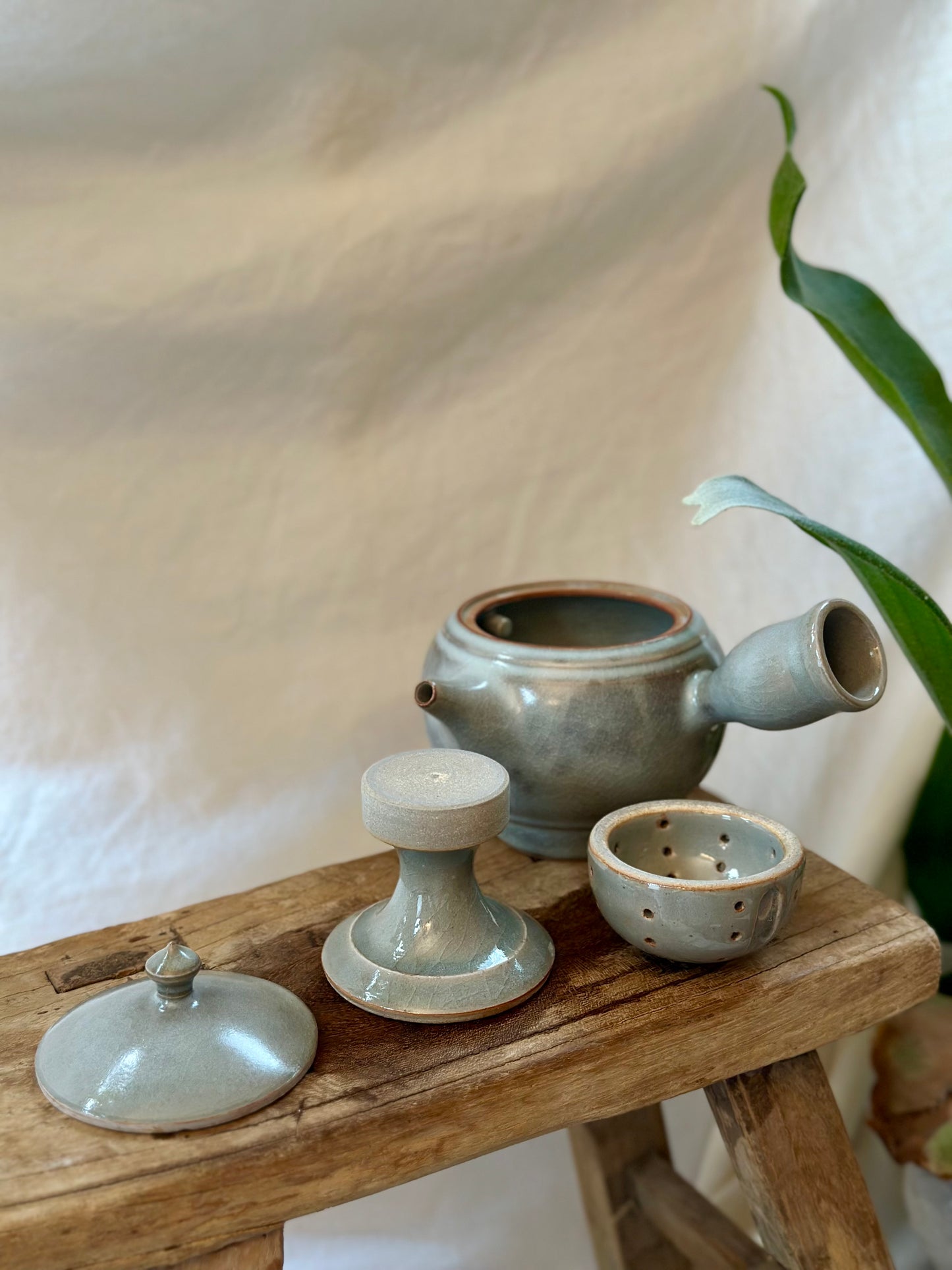 Glacial ash pedestal kyusu revolve  teapot