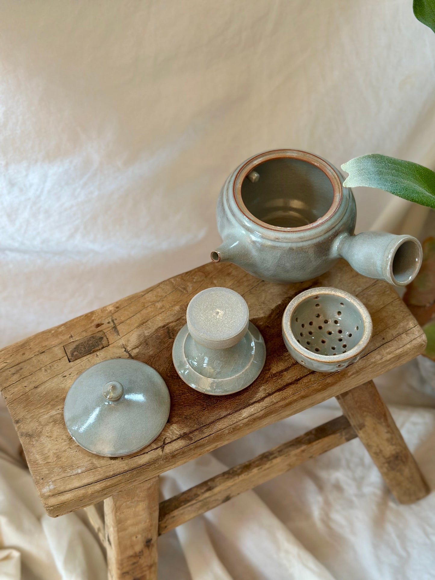 Glacial ash pedestal kyusu revolve  teapot