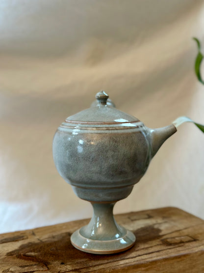 Glacial ash pedestal kyusu revolve  teapot